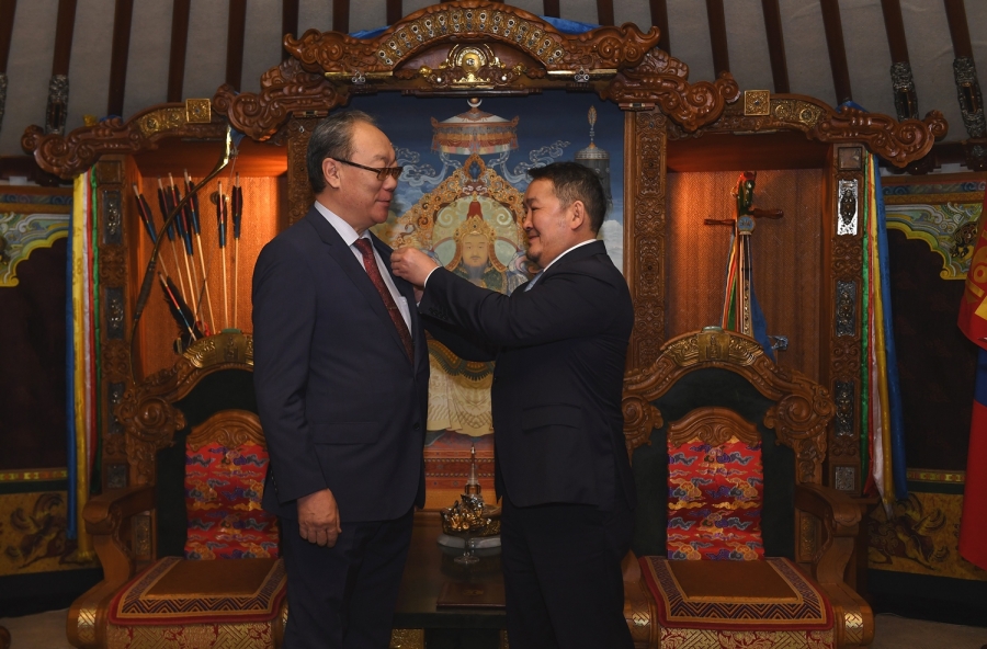 Түүхч Д.Өлзийбаатар, соёл судлаач Ц.Санчир нарт Төрийн шагнал хүртээлээ